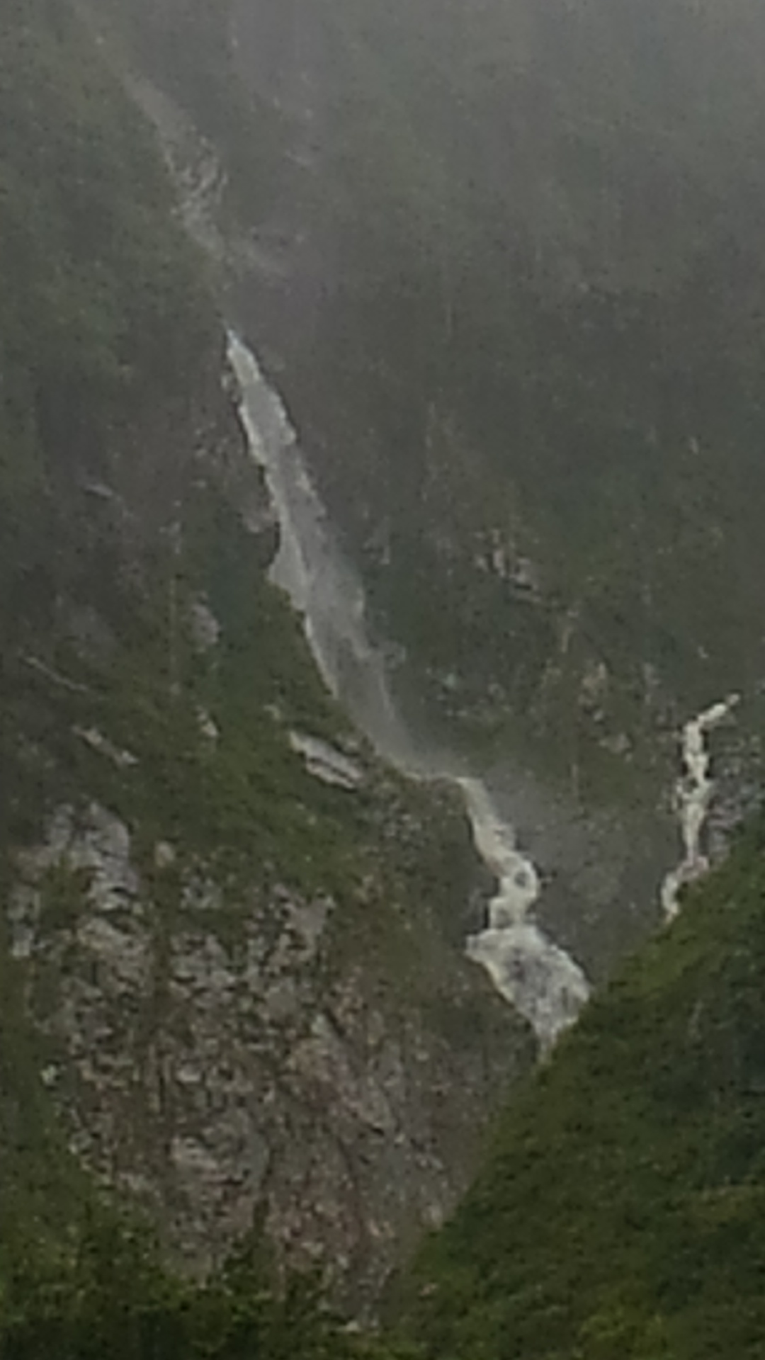 写真：阿曽原谷の滝！